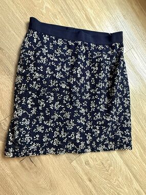 Ann Taylor Navy and Cream Floral Lace Pencil Skirt